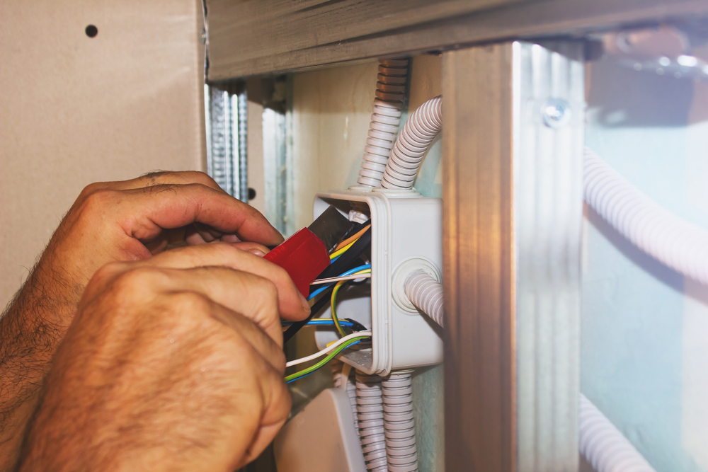 Elektryka w Domu: Innowacyjne Rozwiązania Zapewniające Bezpieczeństwo, Efektywność Energetyczną i Komfort w Codziennym Życiu Lokatorów Współczesnych Mieszkań.